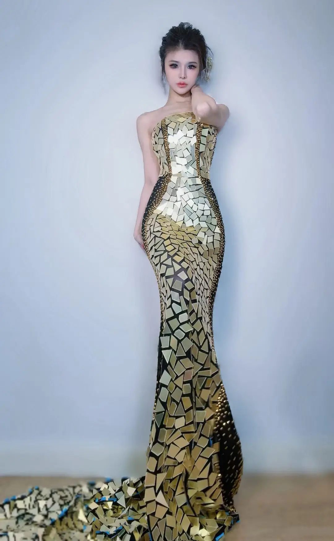 ชุดเดรสยาวประดับเลื่อมสีทองวิบวับสำหรับผู้หญิง ชุดราตรีประดับคริสตัลสุดเซ็กซี่ เหมาะสำหรับงานวันเกิด ถ่ายภาพ งานพรอม หรืองานแฟชั่นชั้นสูง Huanqiu