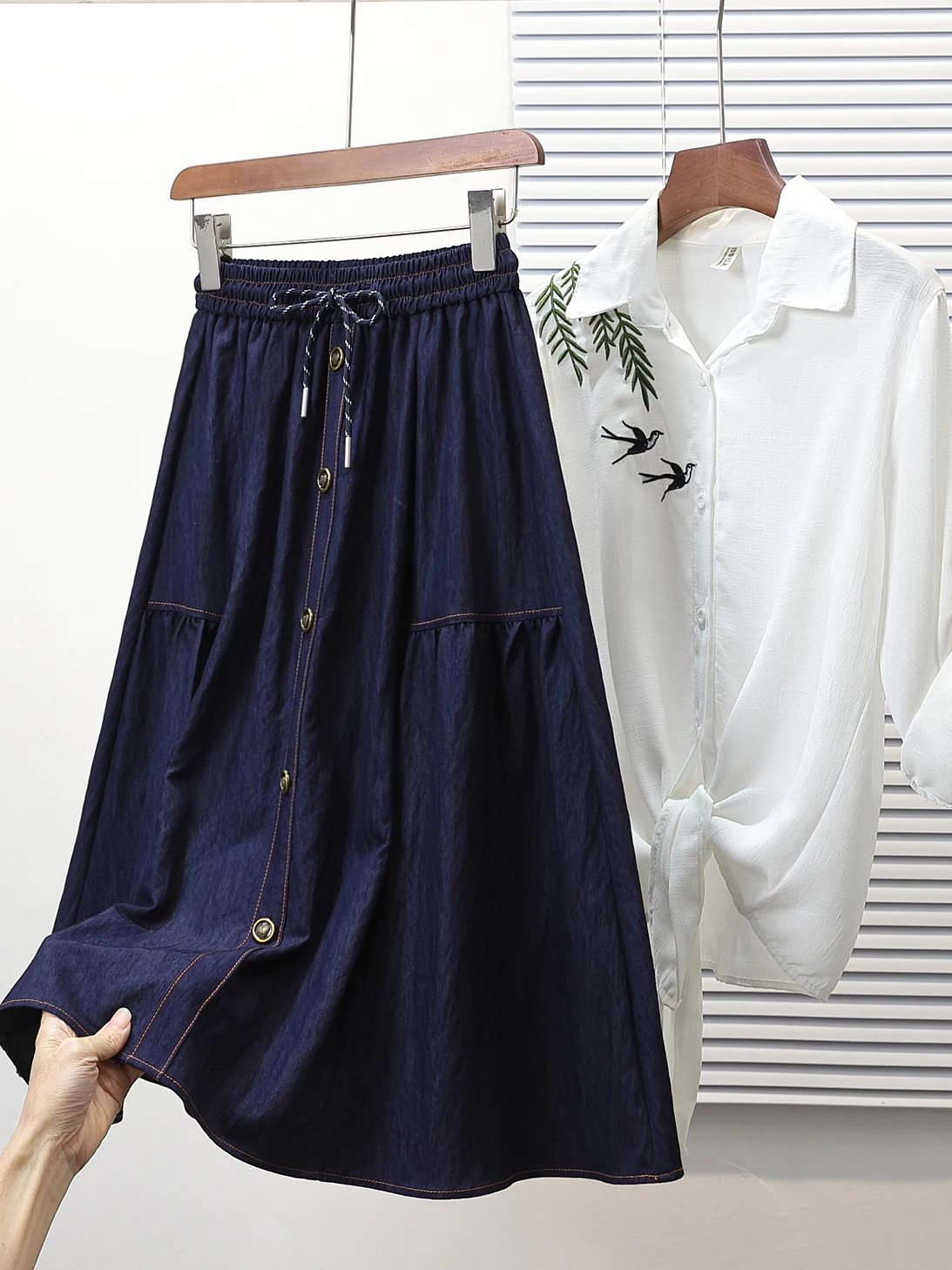 

Весенне-летняя женская джинсовая юбка больших размеров с высокой талией, утягивающая, скрывающая бедра, А-силуэт, на резинке, длина до середины бедра