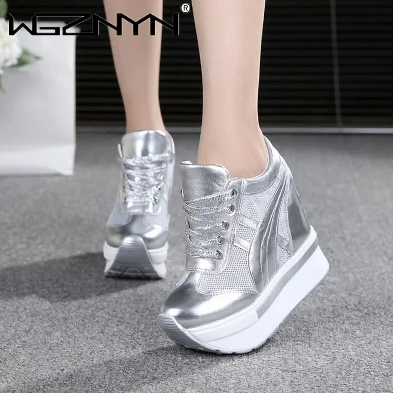 NEUE Klassische Frauen Mesh Plattform Turnschuhe Weiße Schuhe 10 CM High Heel Keile Outdoor Atmungsaktive Casual Schuhe Herbst Runde Kappe 2024