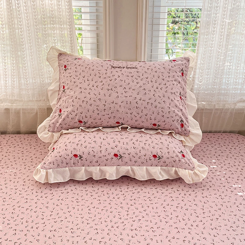 

2 наволочки из стираного хлопка — винтажные, светло-розовые, с цветочным узором, оборками и вышивкой вишни, для кровати (подушки в комплект не входят)