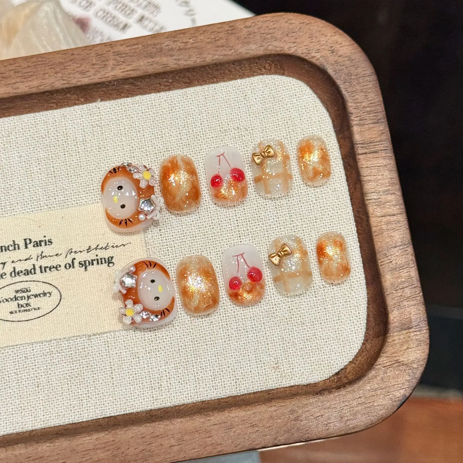 10 Uds. De uñas postizas hechas a mano de lujo, diseño de vestir de gatito lindo ovalado corto con pestañas adhesivas de pegamento para uñas de herramienta de 3 piezas