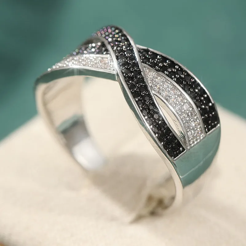 Vintage-Ring für Damen mit eingelegten schwarzen und weißen CZ-Steinen, trendige silberne Farbe, geometrische Form, für den täglichen Gebrauch, Party-Schmuck, Jahrestagsgeschenk – Detail 2