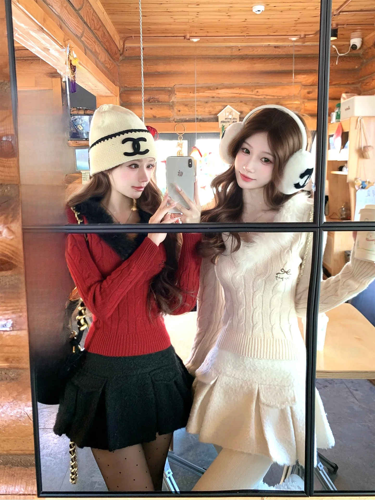 

Красный комплект из двух предметов: облегающая базовая блузка с длинным рукавом и V-образным вырезом и короткая юбка. Осенняя мода.