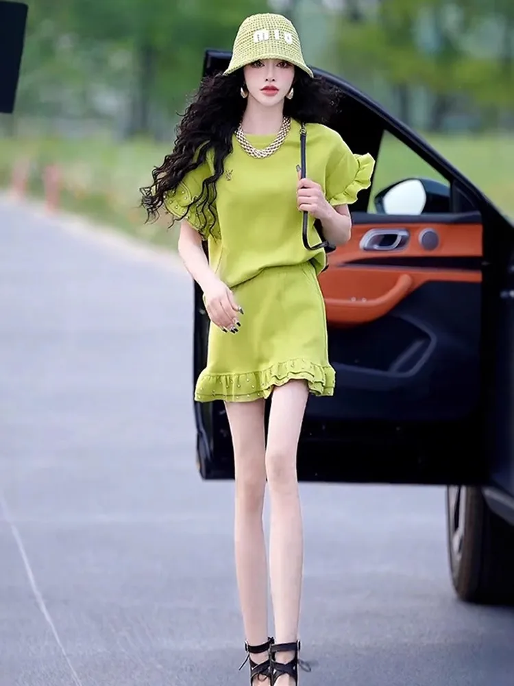 

Модный комплект из двух предметов с короткими рукавами для женщин: элегантный и стильный летний дизайн, высококачественный брендовый пуловер с круглым вырезом и шорты.