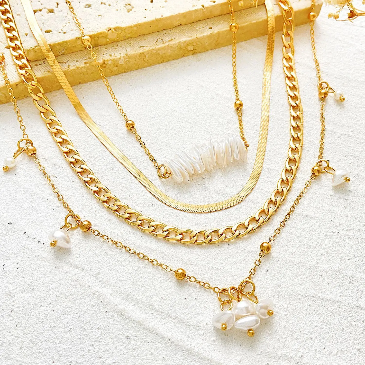 4Pcs/Set Modern Trendy Stacking Wearing Necklaces for Women Pearl and Alloy Connection Unusual Fashion Sexy Clavicle Necklace