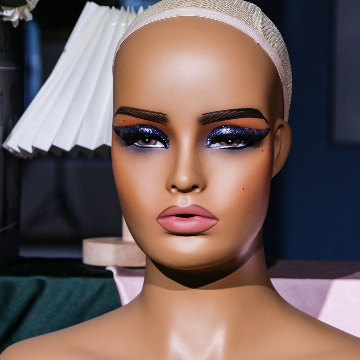 tete-de-mannequin-femme-realiste-avec-buste-et-Epaules-pour-presentation-de-perruques-et-d'accessoires-de-beaute-avec-trou-de-fixation