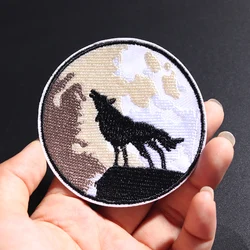 Distintivo rotondo Full Moon Wolf King Size: 7.7x7.7CM toppe ricamate adesivi in tessuto per stirare sui vestiti accessori per abbigliamento