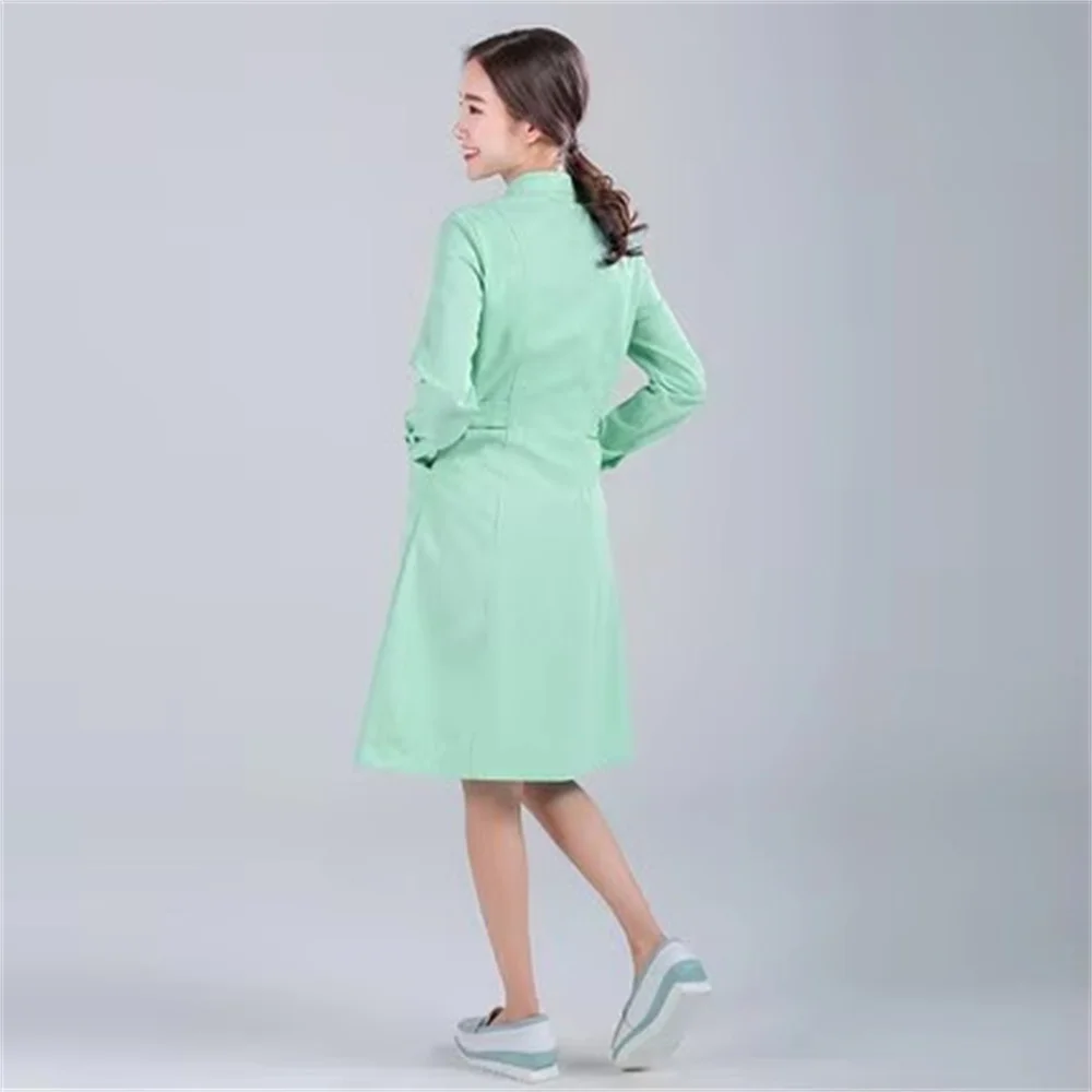 Les infirmières portent des manteaux blancs de printemps à manches longues sont ouverts col montant rose femme hôpital pharmacie vêtements de travail vêtements de beauté