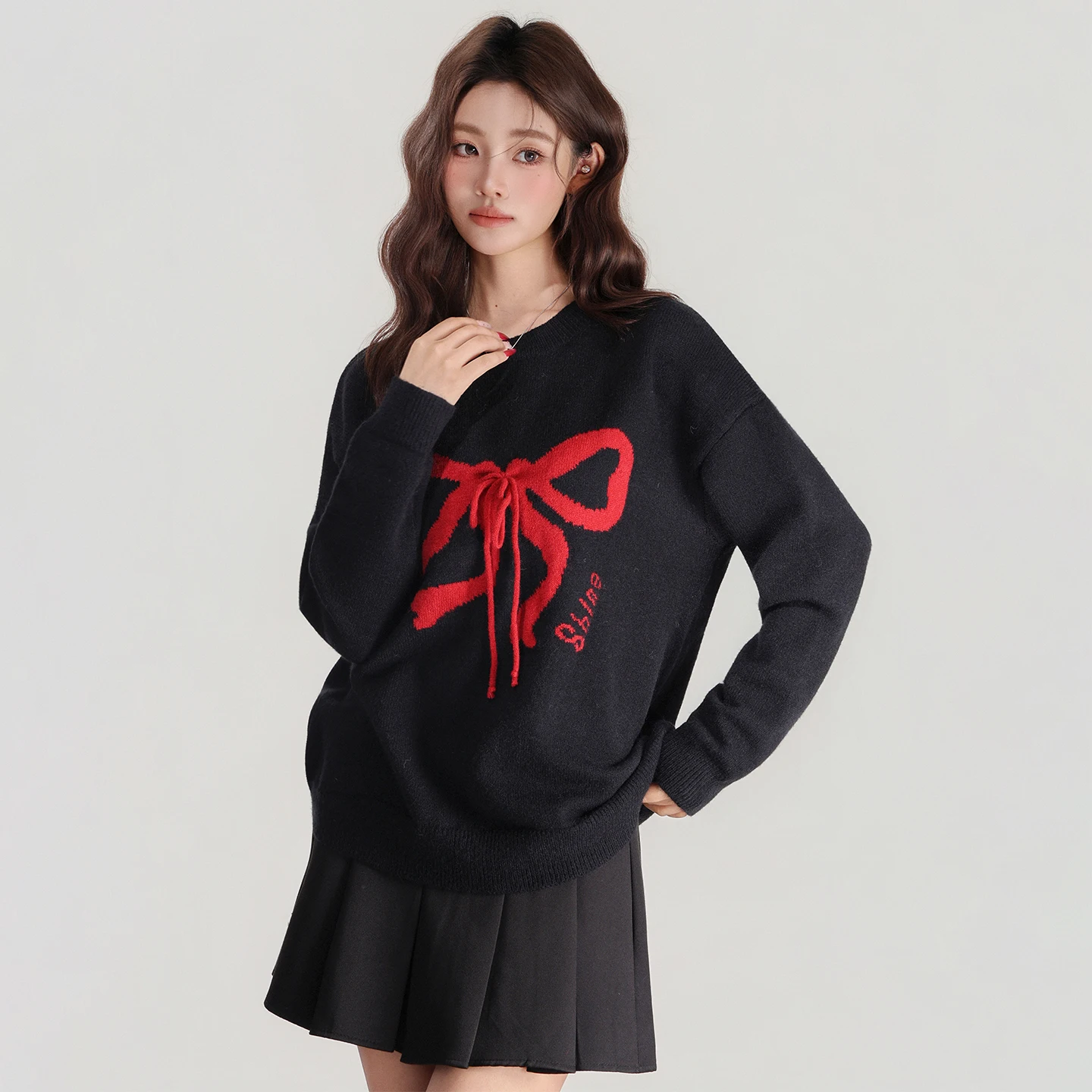 فيونكة سوداء برقبة دائرية، سترة صوفية ناعمة ولزجة لتقليل العمر، سترة نسائية فضفاضة وكسول جديدة للخريف والشتاء