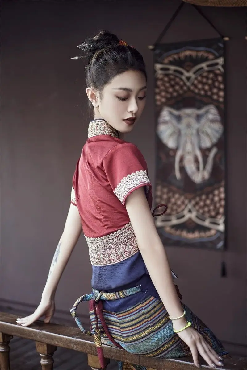 A Chinese Dai ethnic group wine red seven-quarter sleeve skirt and Southeast Asian-style ethnic costume set