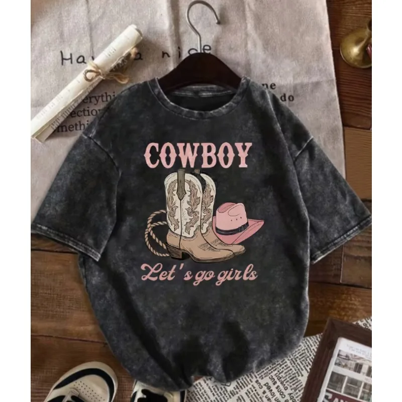 Camiseta vaquera retro para mujer, top de manga corta con efecto desgastado, botas vaqueras rosas, sombrero y slogan 'COWBOY' – Ropa vaquera de rancho