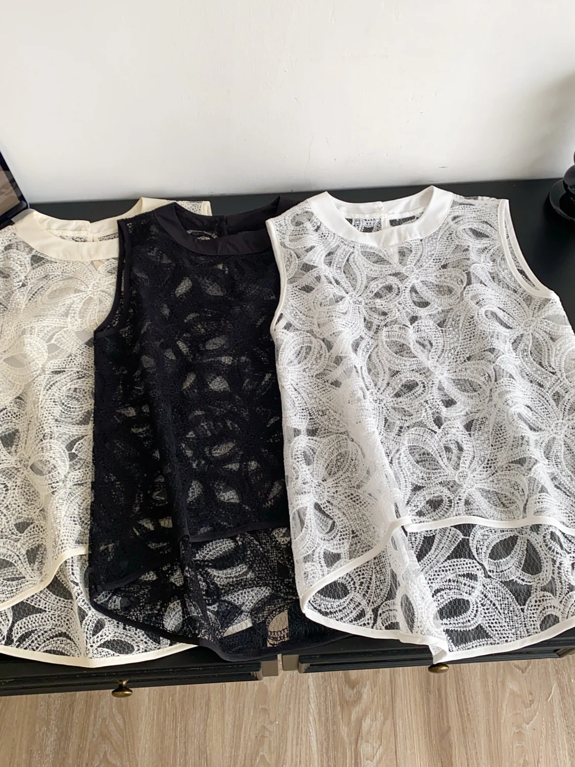 

Корейский женский топ в стиле Commuter с кружевной отделкой, открытой спиной и V-образным вырезом, летняя верхняя одежда, ажурный, универсальный, для многослойных образов, элегантный топ