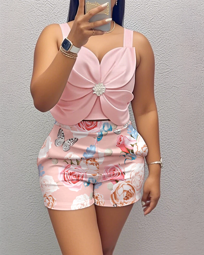 

Комплект из двух предметов, женский наряд, модный комплект с 3D цветочным толстым ремешком и стразами, укороченная майка с гофрированным принтом и повседневные шорты с цветочным принтом