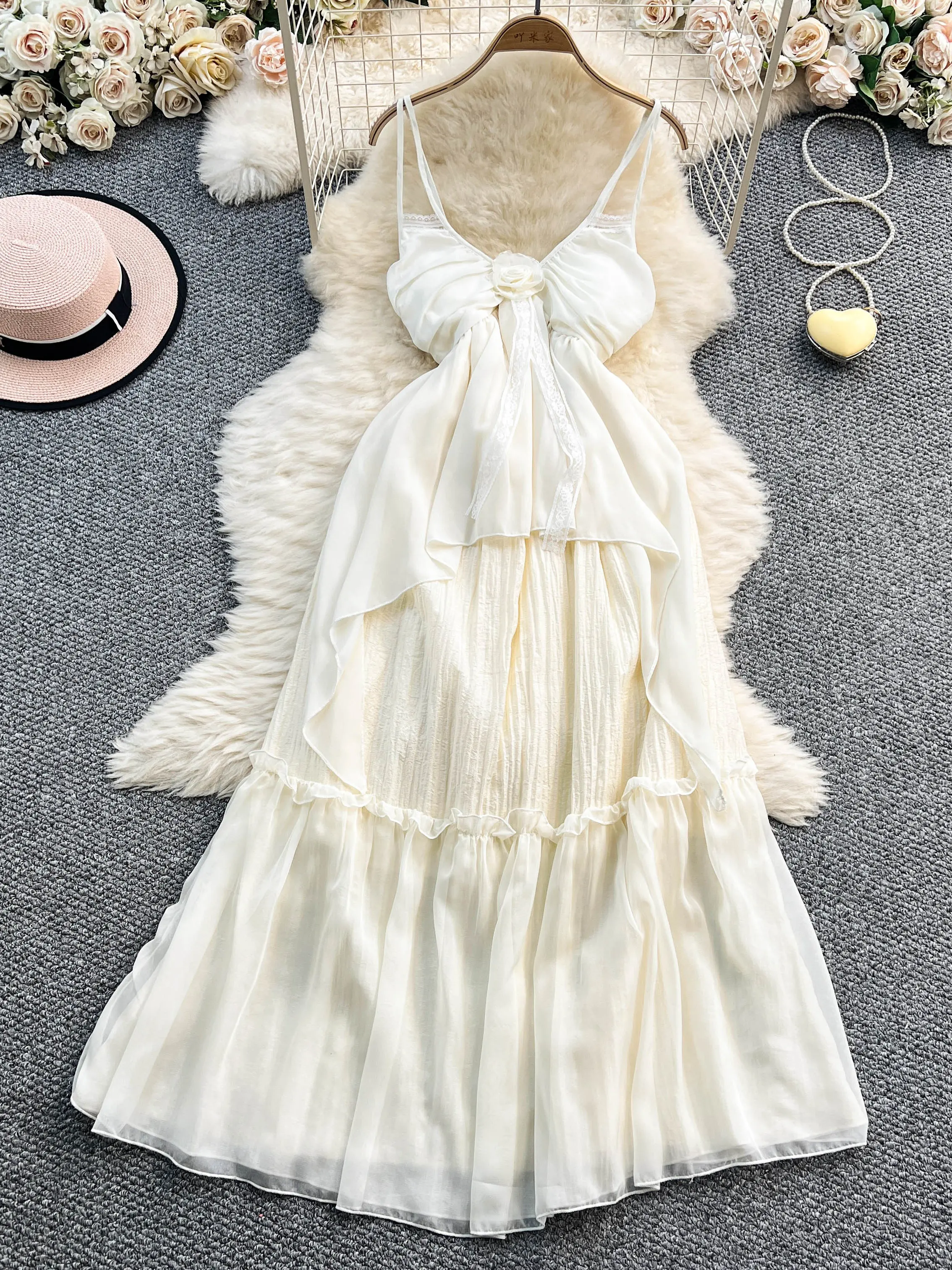 Elegante abito lungo bianco senza maniche con bretelle, vacanza al mare, boho, festa in spiaggia, matrimonio