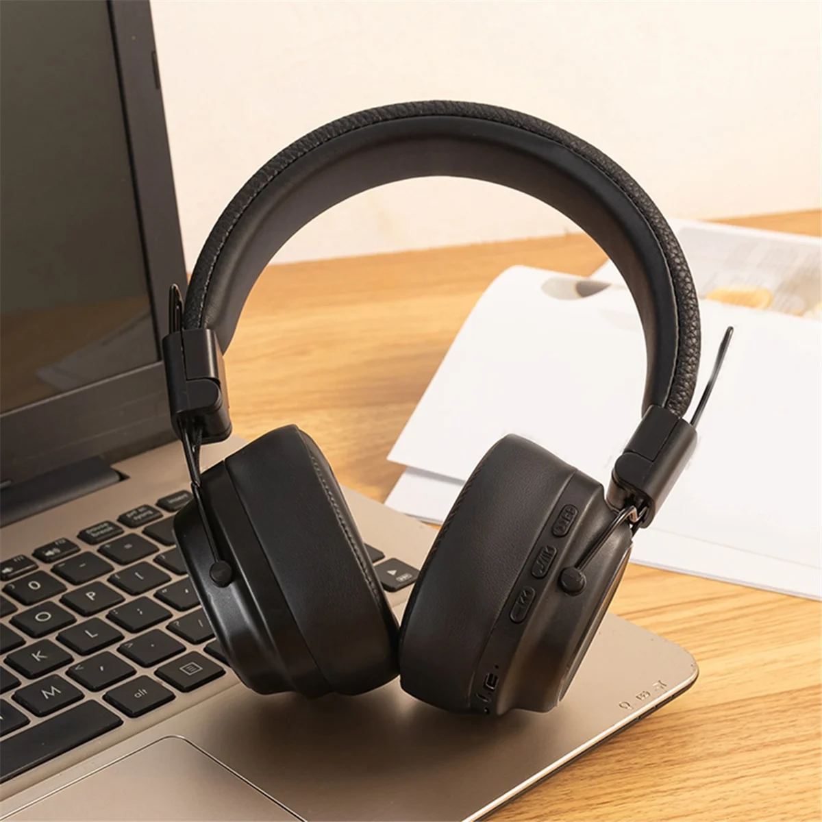 

B47C Retro Headset Bluetooth Headset Wireless for Students Street Photography Running Sports Headphones Black