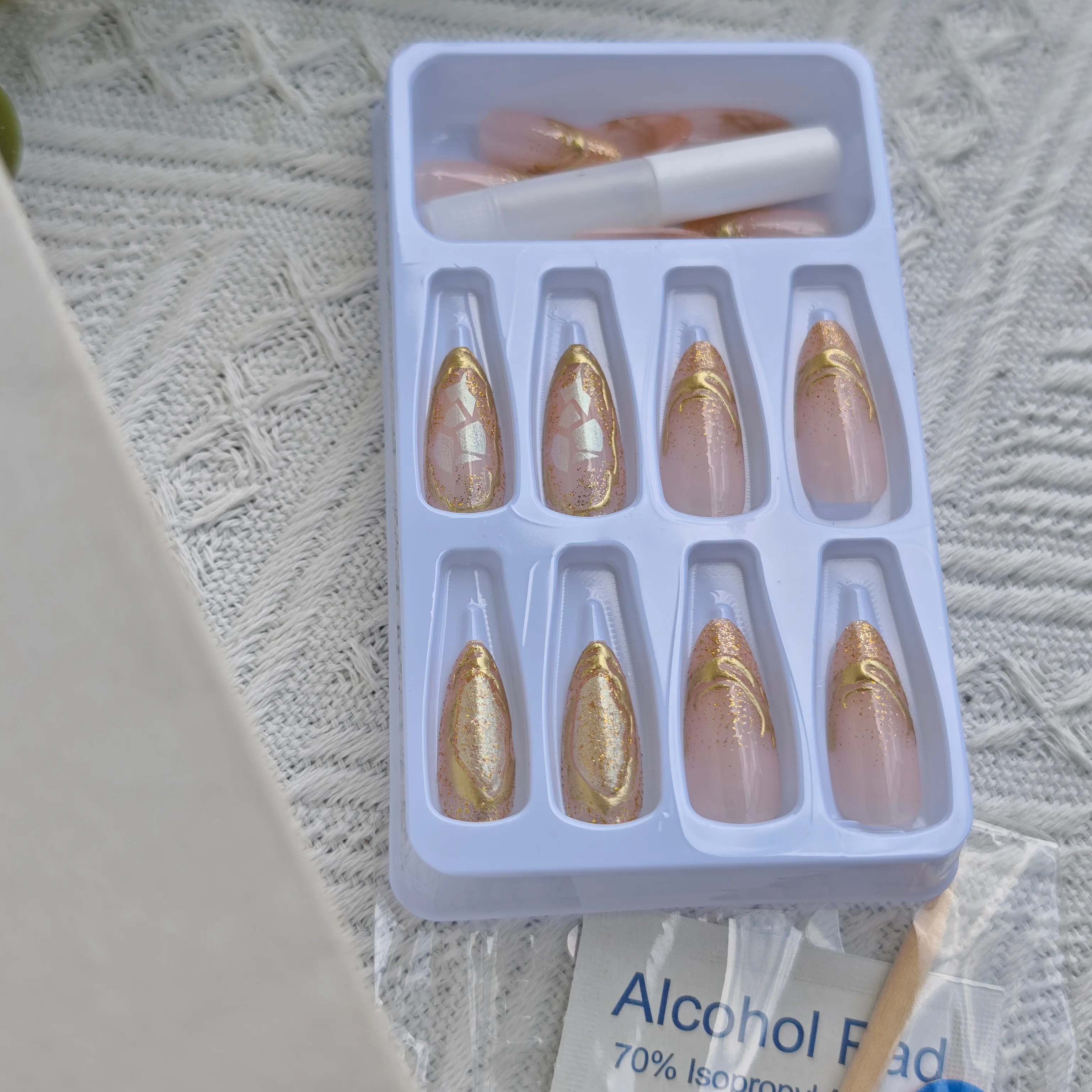 24 個のモルテン ゴールド 3D マイクロ ビーズ テクスチャー プレスオン ネイル – パーリー シャード付きショート アーモンド シェイプ フェイク ネイル セット