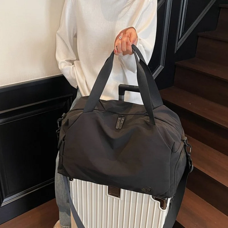 

Винтажная женская сумка для журналов с книгой, как выглядит и элегантным кожаным обновлением