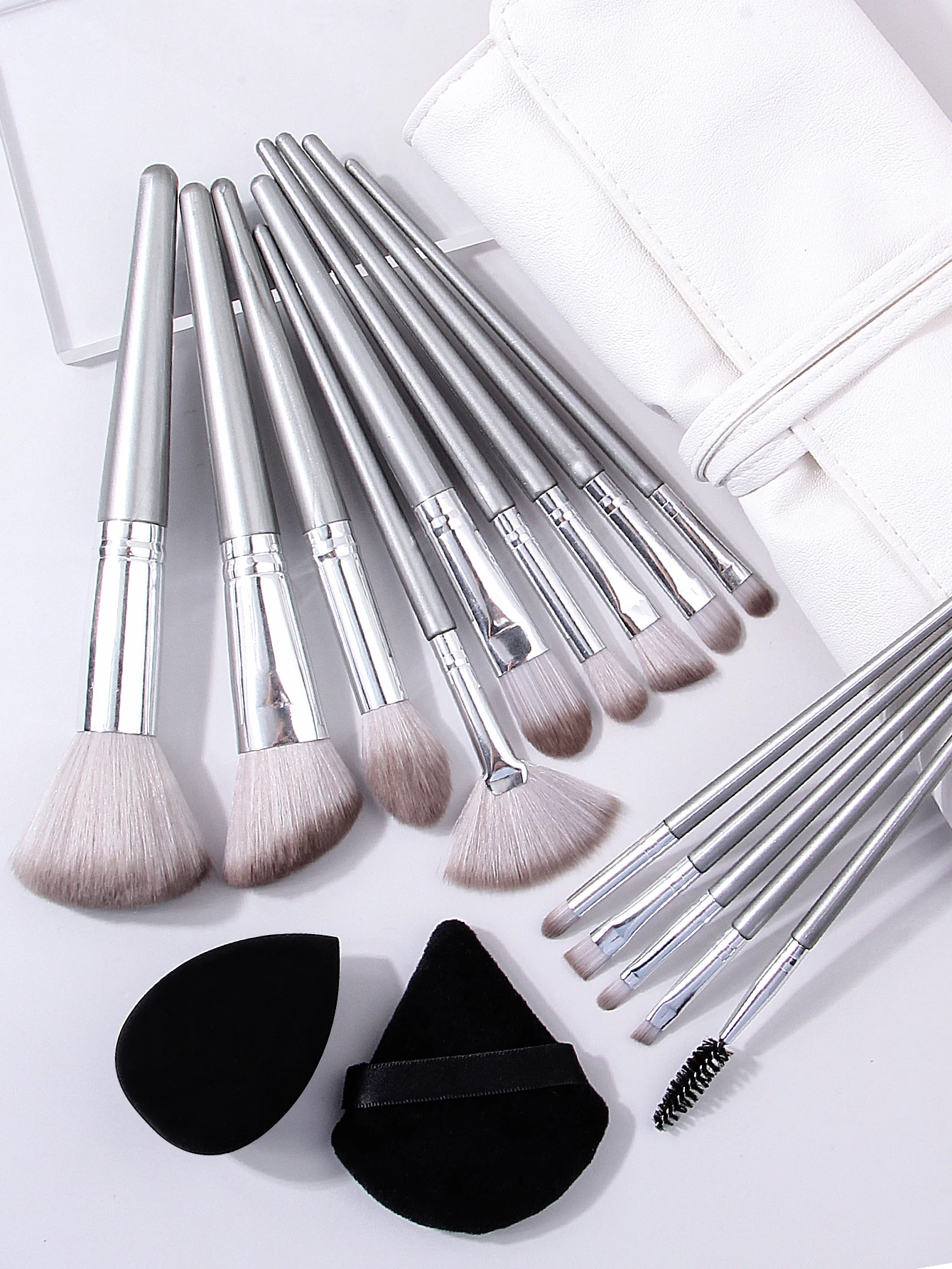 17個のメイクアップツールセットには、次のものが含まれます：14個のメイクブラシセット+1個のメイクアップスポンジ+1個の三角パウダーパフ+1個の12穴収納バッグ