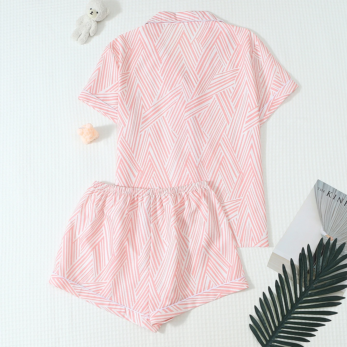 Two-Piece Set of Comfortable Pink and White Striped Diamond-Patterned Printed Collared Button-Down Short-Sleeve Top with Pockets and Bow Shorts, Spring and Summer Women's Pajama Loungewear Set Suitable for Home Use