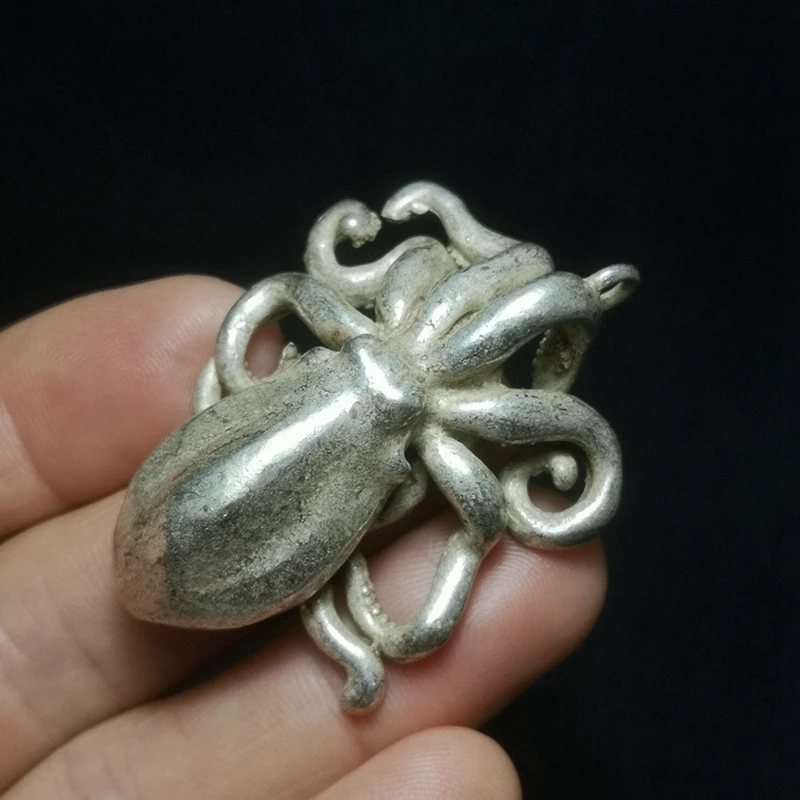 YIZHU CULTUER ART Size 2 Inch Old Chinese Tibet Silver Carving Lovely Octopus Fish Pendant Collection