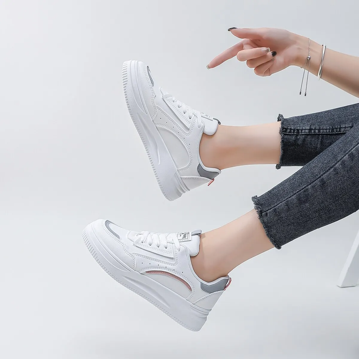 Women New Style Lace Up Casual White Shoes, Sporty Skate Shoes For Outdoor Comfortable and Fashionable Flat Shoes