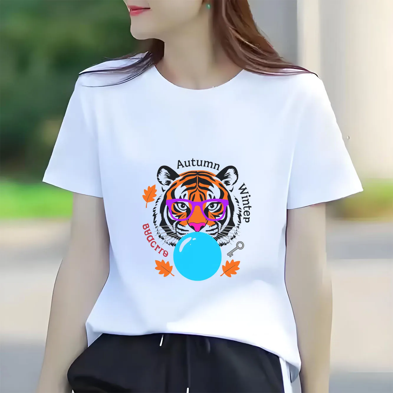 

A fashionable and versatile women's spring and summer T-shirt that falls in love at first sight