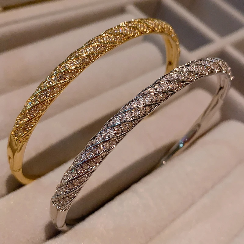18K Vergoldeter Messing-Schmuck Armreif Luxuriöser Hofstil Trendiger Armreif für Damen