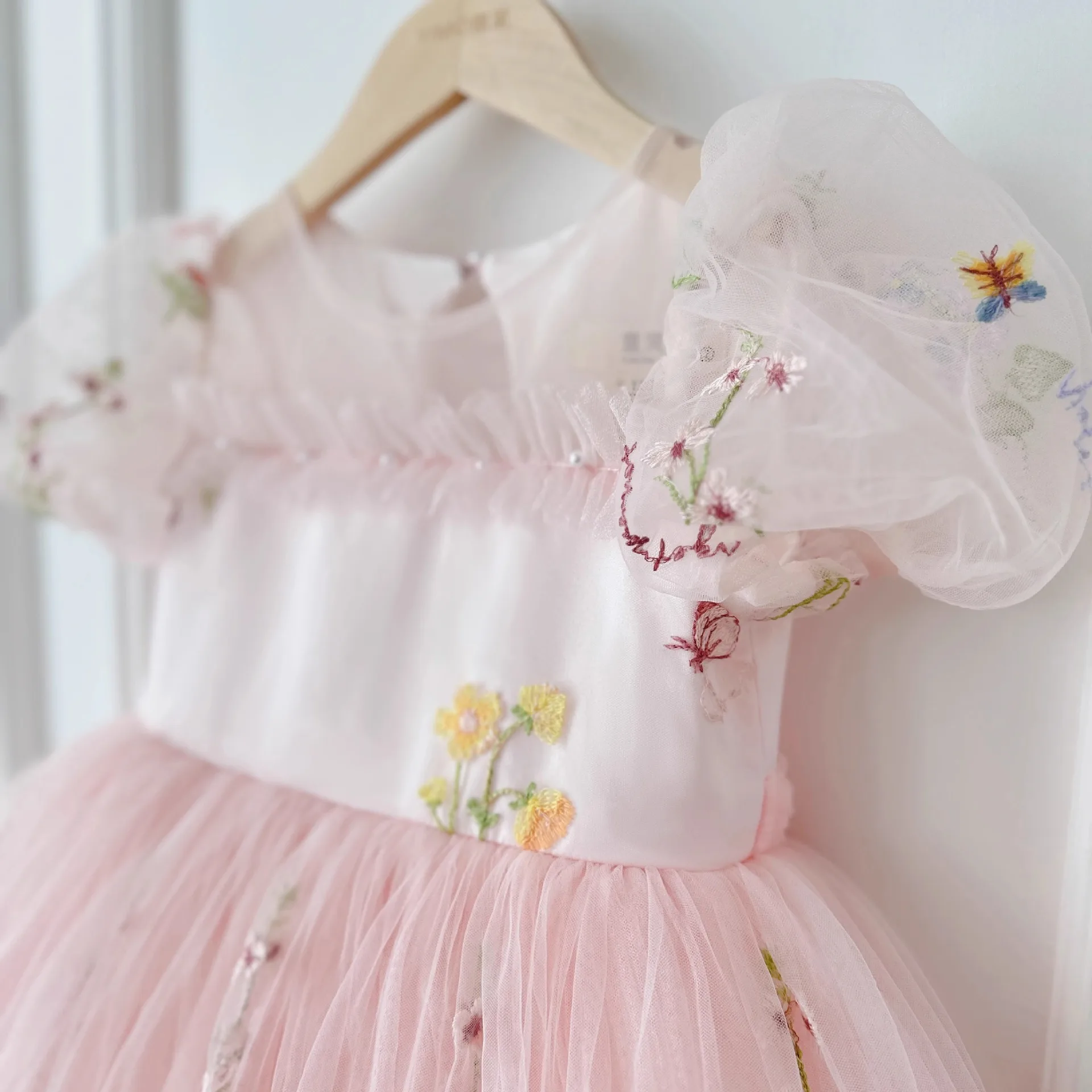 2026New girls' stylish one year old embroidered bubble sleeve dress, gauze skirt, girls' piano performance, fluffy skirt