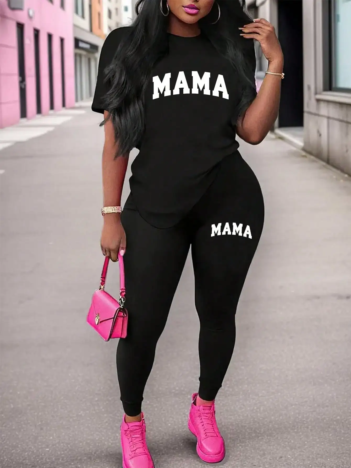 

Новый женский повседневный комплект из двух предметов на весну/лето 2026: футболка с круглым вырезом и принтом-надписью, короткий рукав, и брюки с принтом-надписью