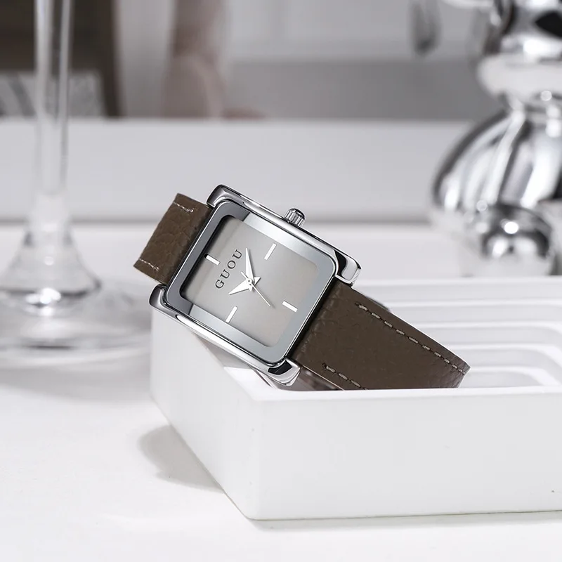 Nuevo reloj de lujo, rectangular, dorado, diseño simple pero sofisticado, correa de cuero, reloj de mujer informal y moderno.
