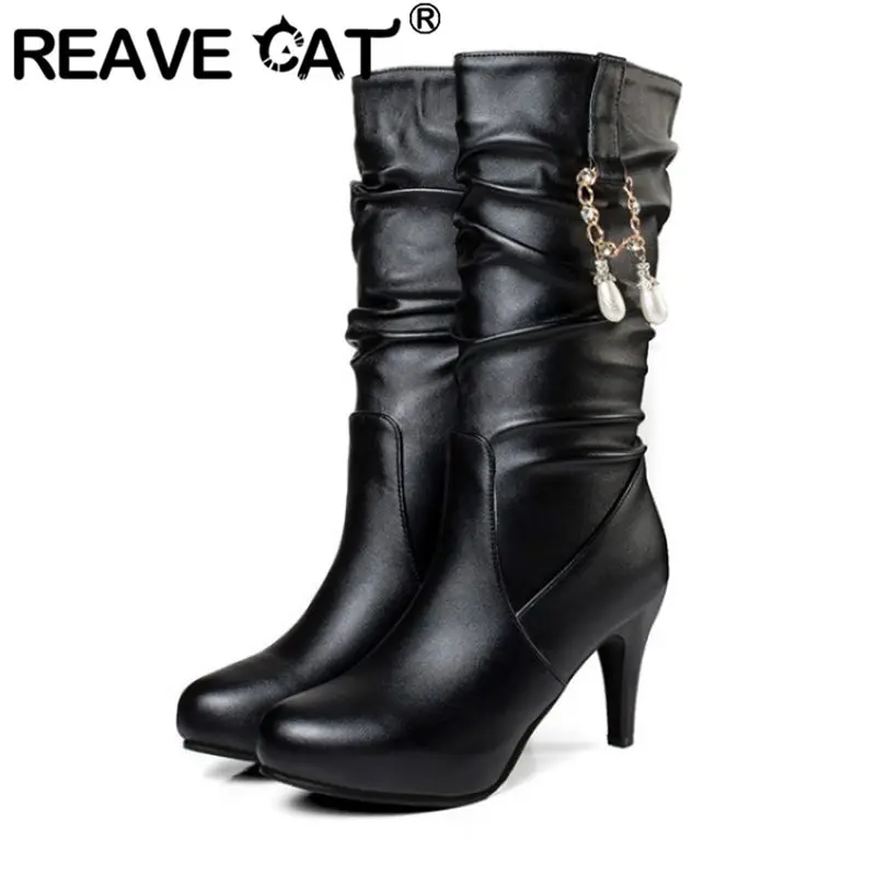 

Ботинки REAVE CAT белые, до середины икры, с круглым носком, на тонком каблуке 8 см, платформа 1,5 см, без застежек, плиссированные, большие размеры 42-43, сексуальные, повседневные, ручной работы