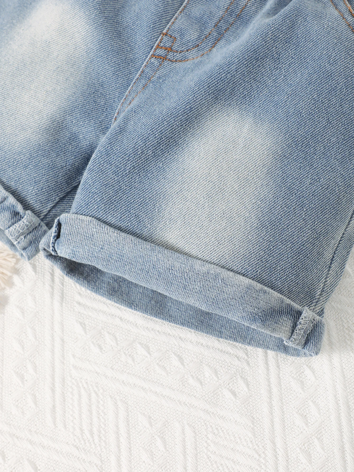 طقم مكون من قطعتين من تي شيرت كاكي مطبوع عليه حروف صغيرة لطيفة ورقبة دائرية وأكمام قصيرة من قماش الدنيم الأزرق للأولاد الصغار