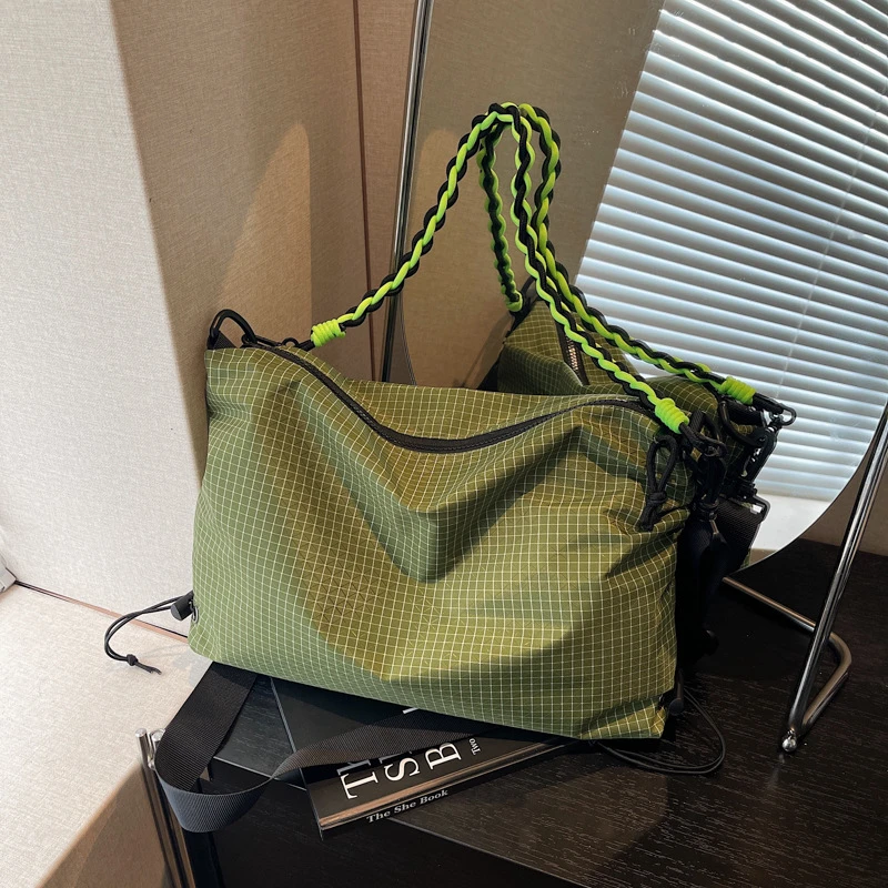 Lässige, karierte, wasserdichte Stoff-Umhängetasche, leichte Reisetasche für Damen, vielseitige Crossbody-Tasche – Detail 3