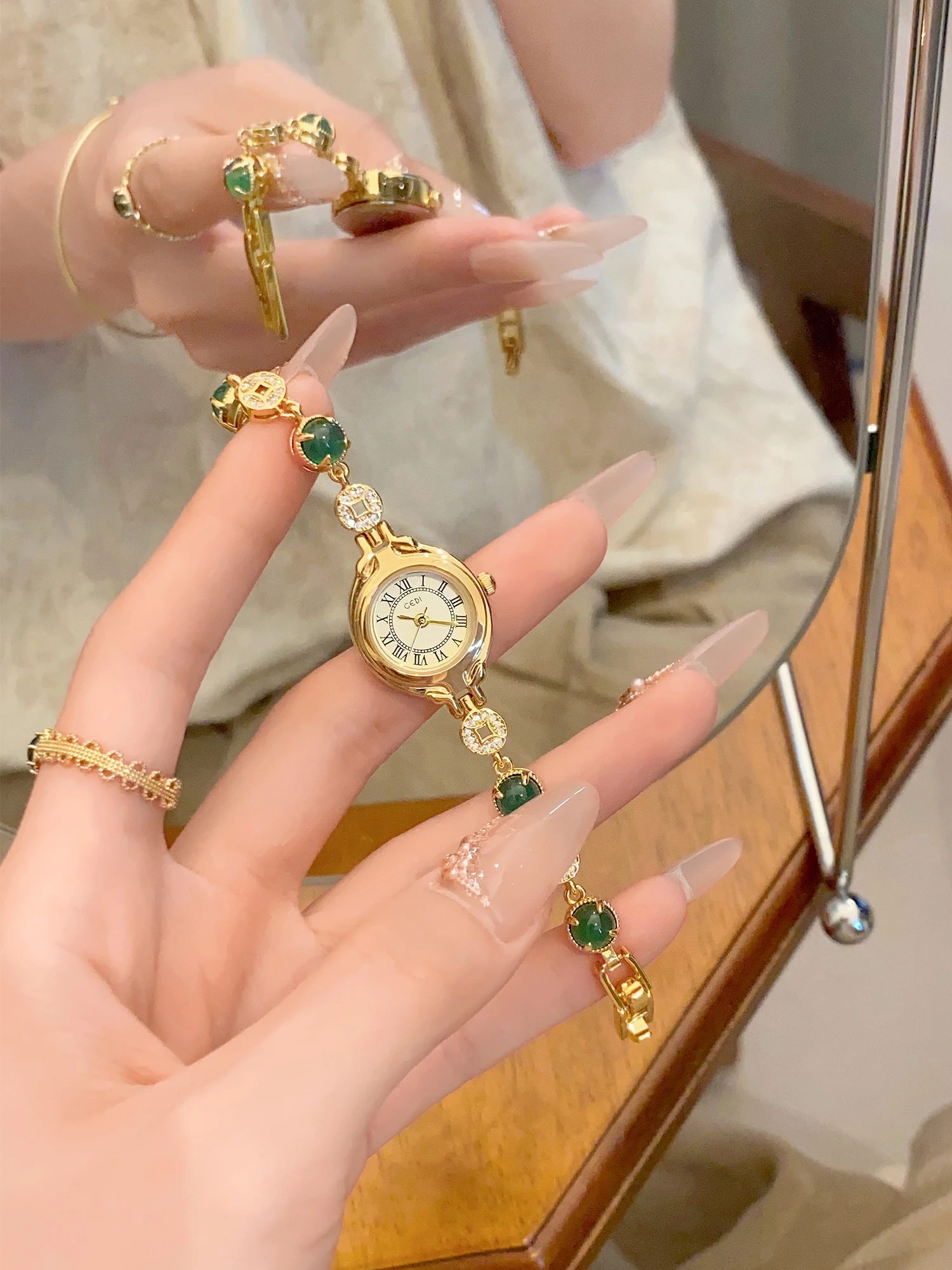 ساعة ذهبية كلاسيكية للنساء، موديلات نسائية فاخرة وخفيفة، ساعات نسائية بسوار صغيرة ورائعة.