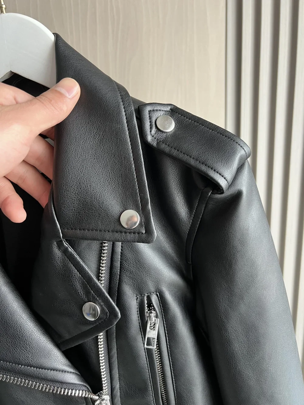 เสื้อแจ็คเก็ตหนังเทียมสไตล์ไบค์เกอร์ LIBIELIY รุ่นใหม่สำหรับฤดูใบไม้ผลิ แต่งปกเสื้อแบบ Epaulet พร้อมซิป ดีไซน์เท่ห์สีดำสำหรับผู้หญิง