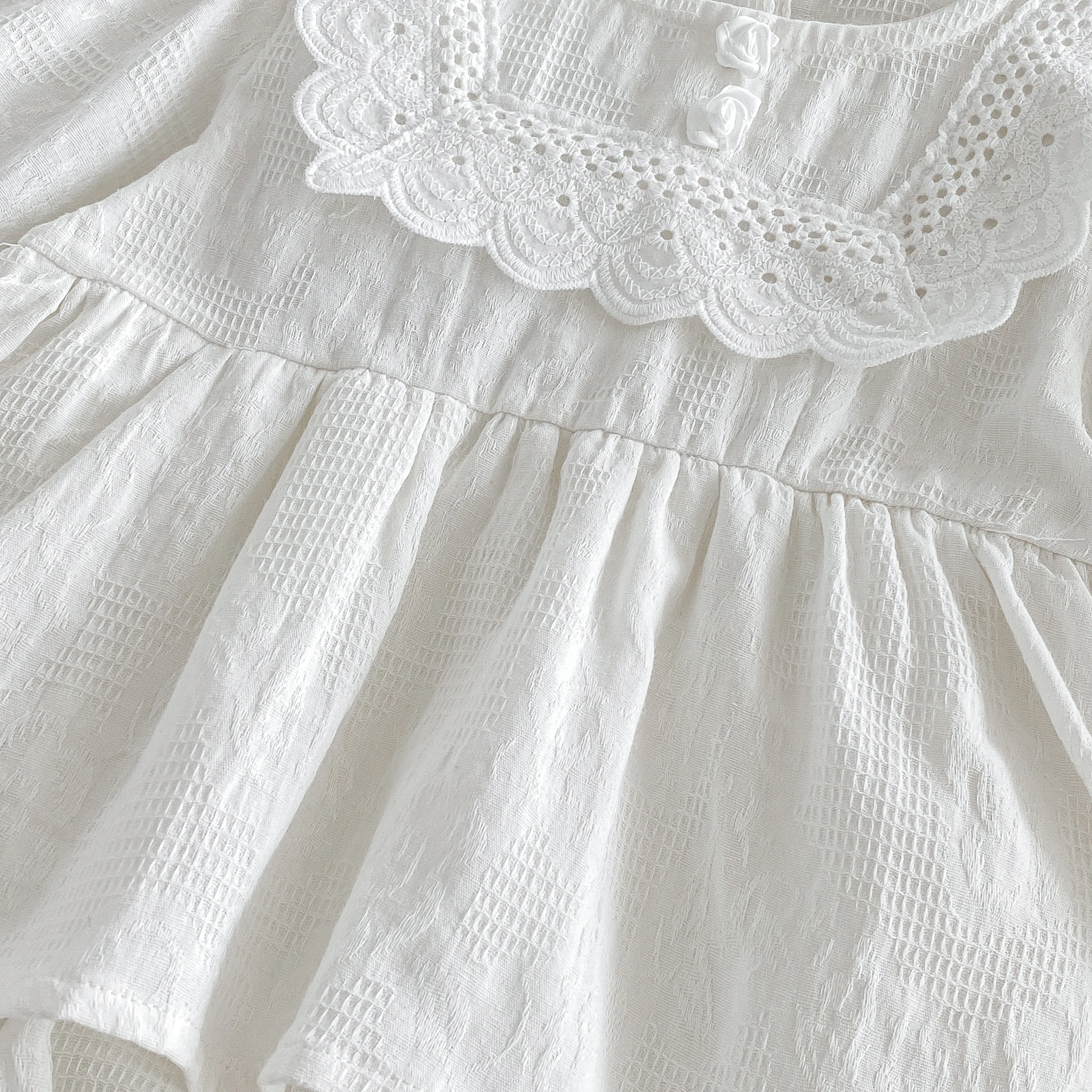 2026 Herbst Babykleidung Süßes Mädchen Baby Weißer Schlafanzug Langarm Prinzessinnen-Stil Rüschenkleid und Strampler – Detail 8
