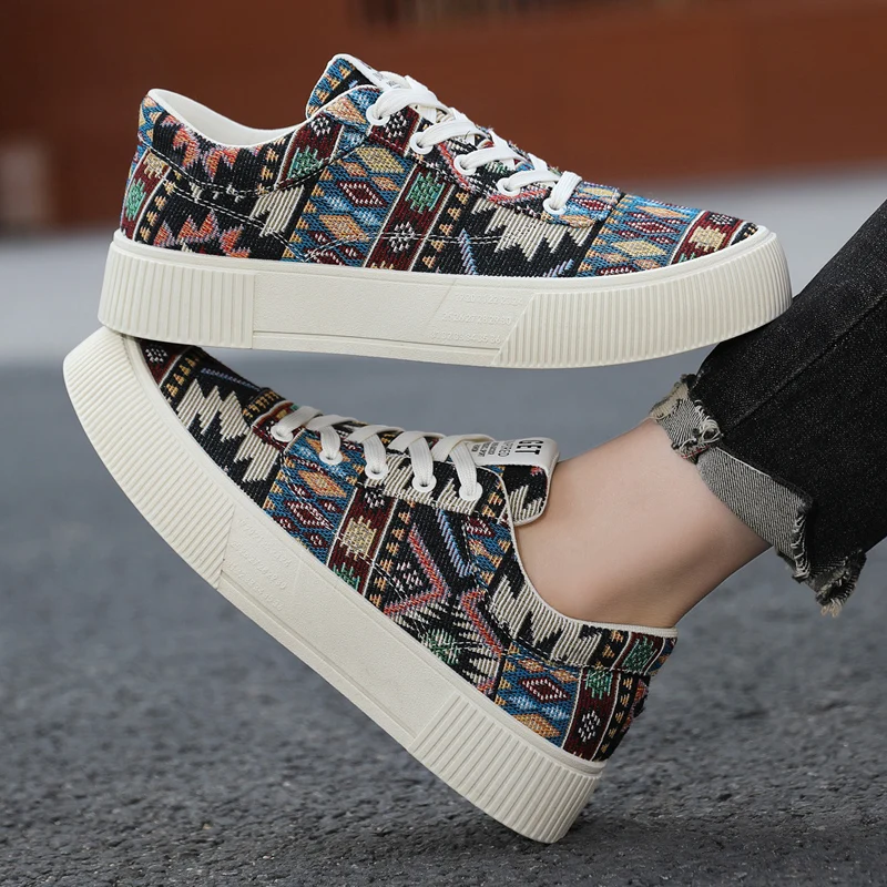 Zapatos de lona para hombre, nuevos zapatos deportivos informales transpirables de suela gruesa a la moda de talla grande, zapatillas cómodas antideslizantes para hombre