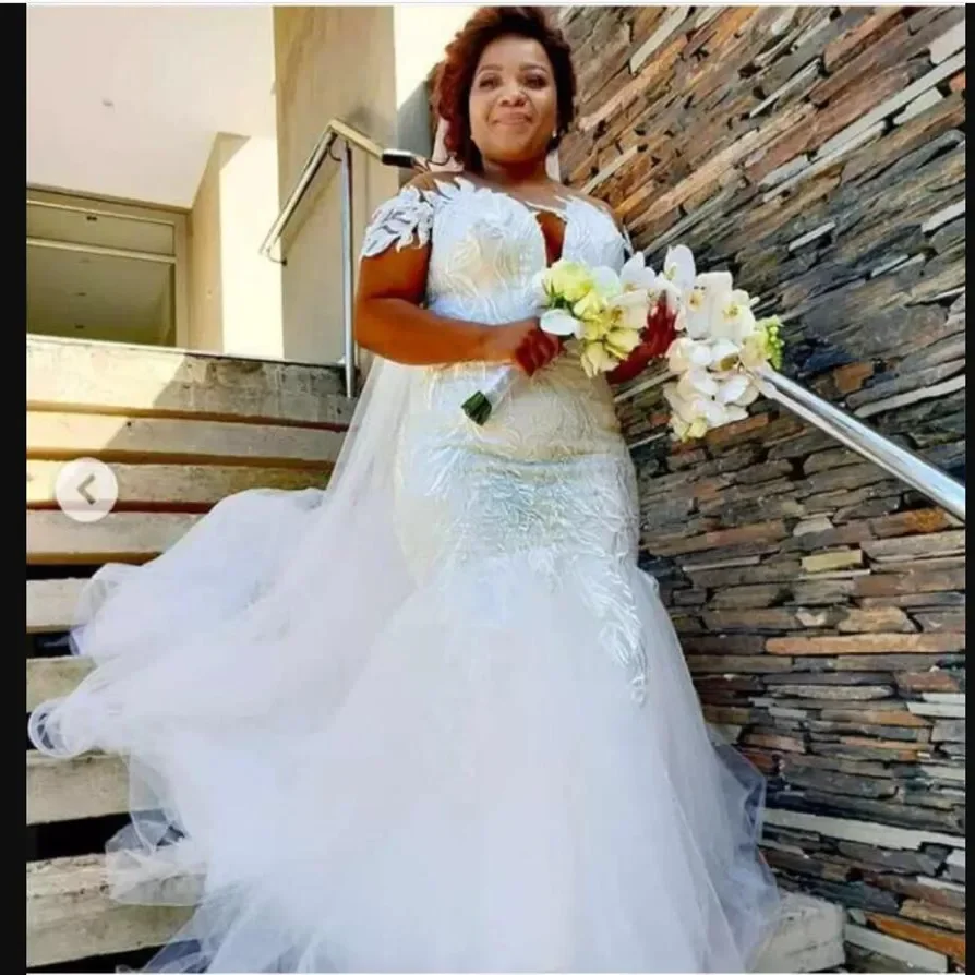 Personalizado mais novo colher plus size rendas apliques sereia vestidos de casamento trem varredura africano fora do ombro com decote em v jardim br