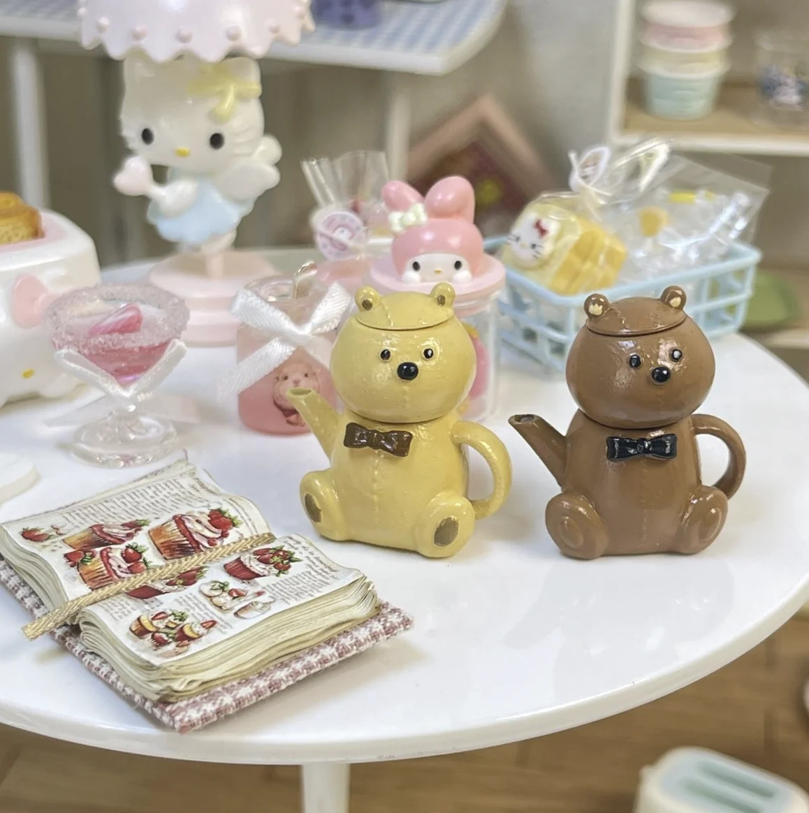 BJD Cute Showa Era Miniature Kitchen Set, Vintage Bear Jars Scale Hanging Spoons Rabbit Ornament for Cozy Dollhouse Storytelling