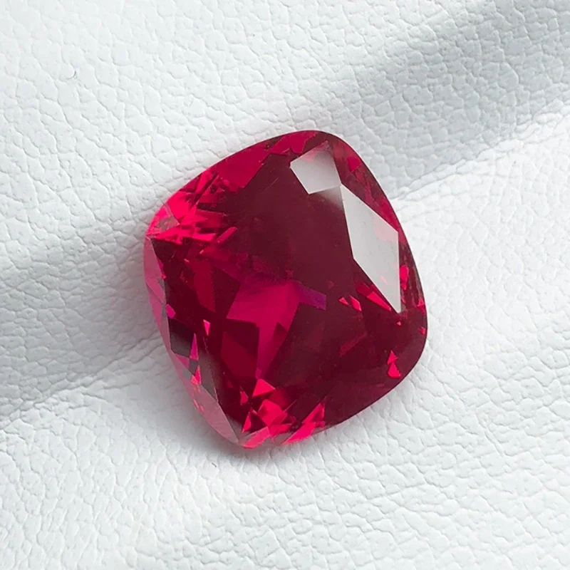 Lab Grown ทับทิมสแควร์ Pigeon Blood Red Cushion Cut 10x10 มม. 5.9ct คุณภาพสูงอัญมณีสําหรับเครื่องประดับทําด้วย AGL ใบรับรอง