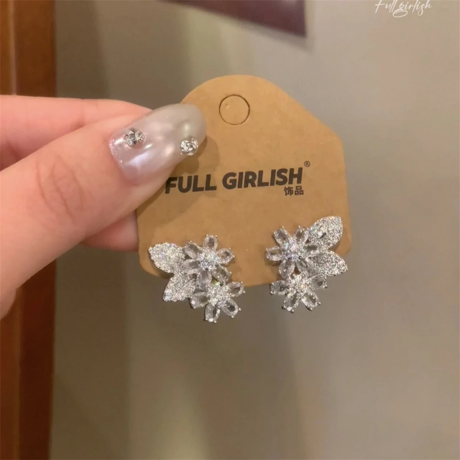 

WAKA Sparkly Flower Stud Earrings for Women - Elegant Glitter Floral Ear Jewelry for Party & Daily Fashion Accessories