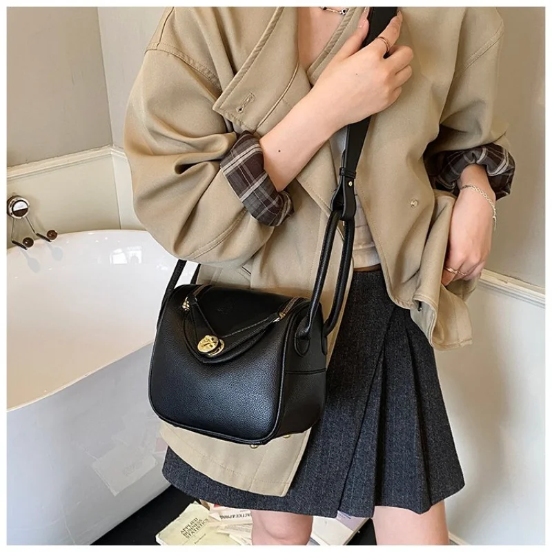 

Elegant Women's Handbag Made Of Premium Leather Boasting Paris High-End Lasting Commuter Design​