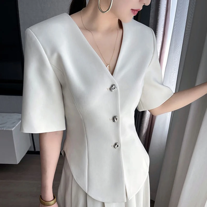 White short sleeved suit for women in summer 2024, with a sense of design and a trend of niche outerwear tops