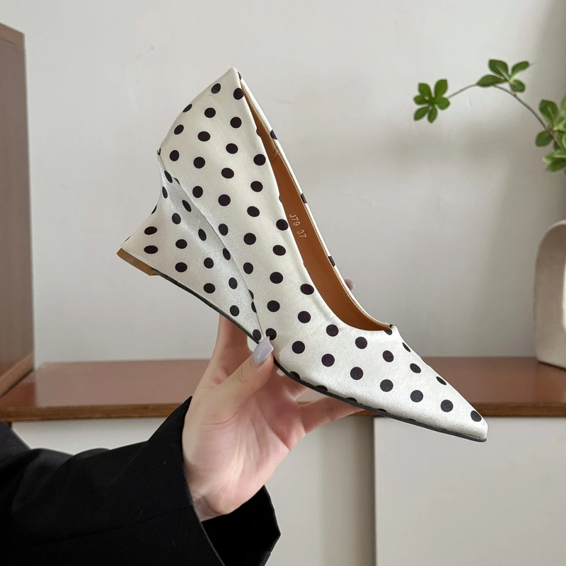 sapatos-femininos-slip-on-com-salto-anabela-bico-fino-e-decote-raso-nova-colecao-primavera-e-outono-2025