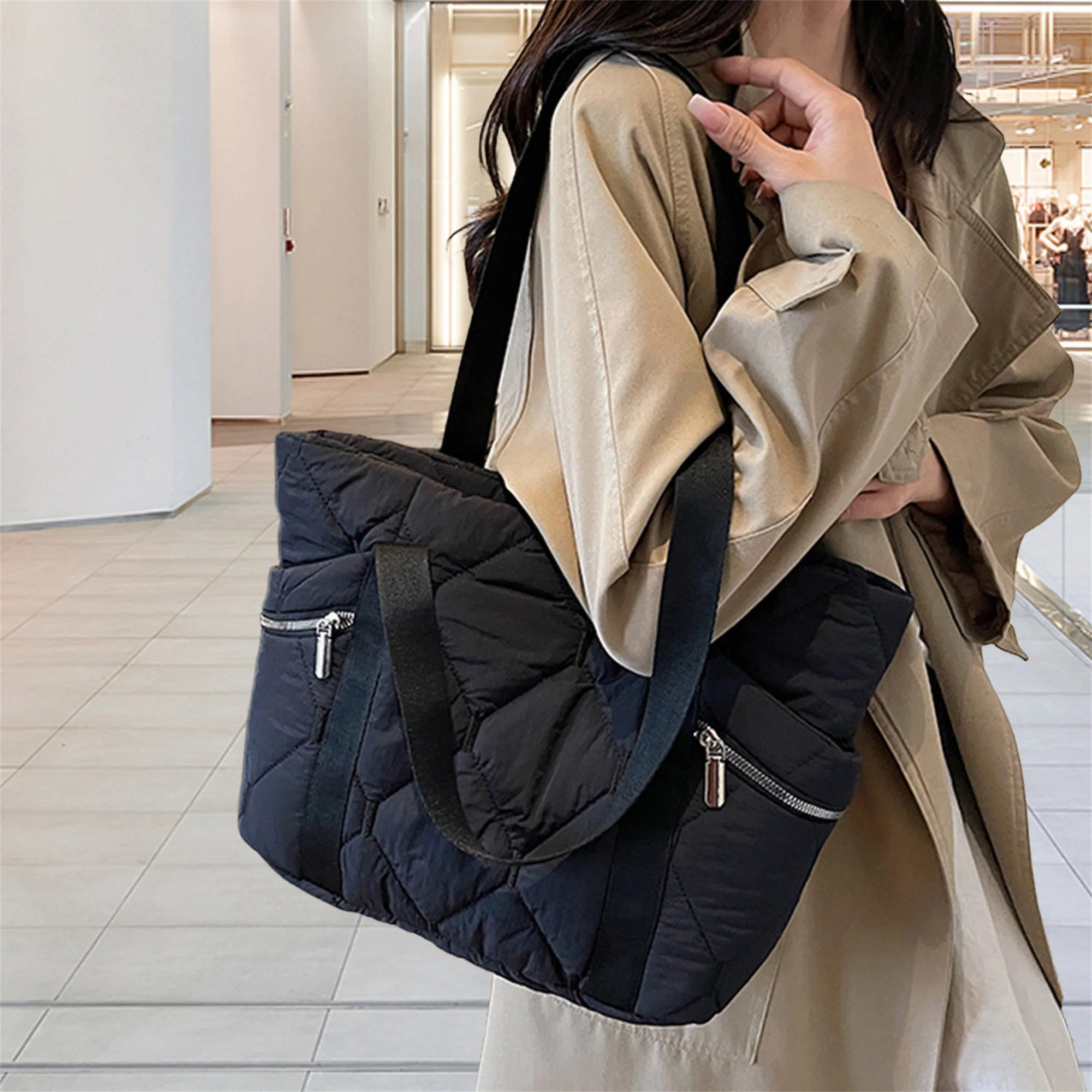 حقيبة حمل أنيقة مزخرفة بأحجار الراين مع جزء داخلي واسع وحزام كتف قابل للتعديل للاستخدام اليومي والسفر