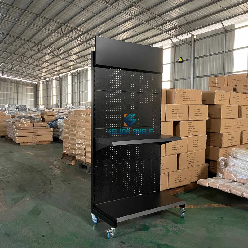 Custom. رف عرض Pegboard معدني مخصص مع استخدام متجر بيع بالتجزئة بعجلات