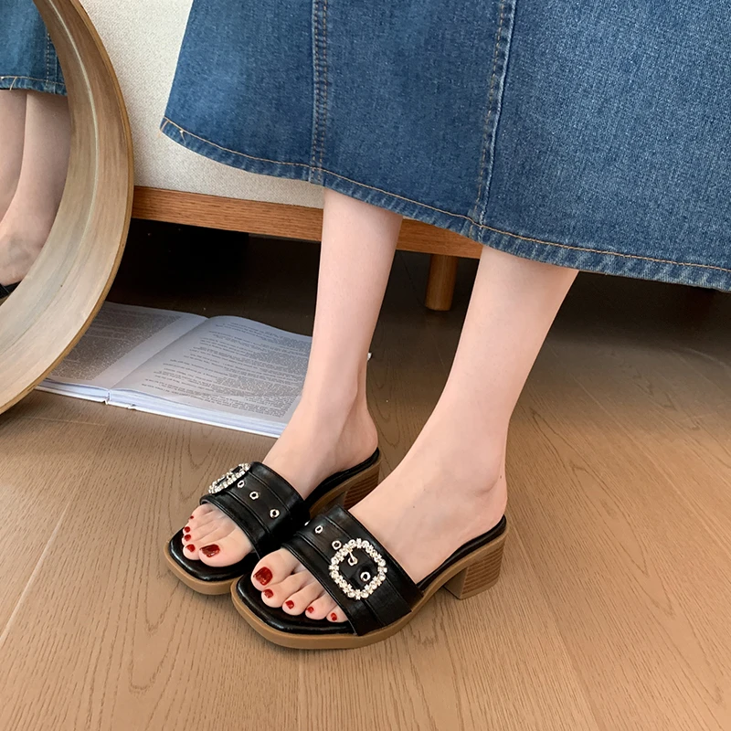 Wasserdiamant-Quadrat-Schnallen-Slipper mit dickem Absatz für Damen – Outdoor-Modell 2026 – Neue modische, vielseitige und coole Pantoletten mit eckiger Zehenpartie