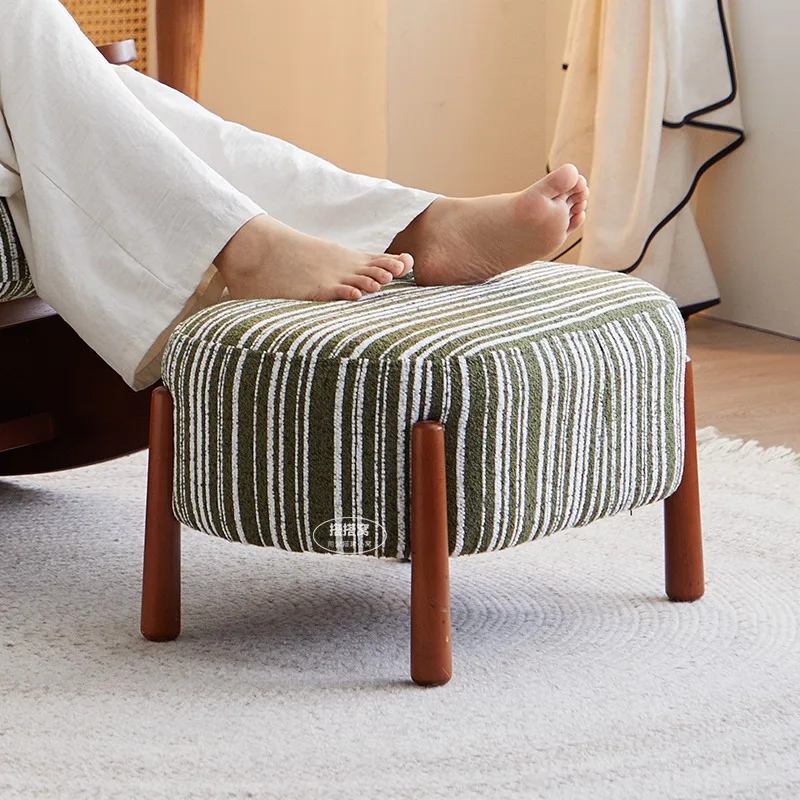 مقعد تغيير الأحذية من الخشب الصلب الاسكندنافي الأنيق - مقعد فردي مستدير من صوف امبسوول الأبيض البسيط، مثالي للاستخدام المنزلي كرسي الغرور