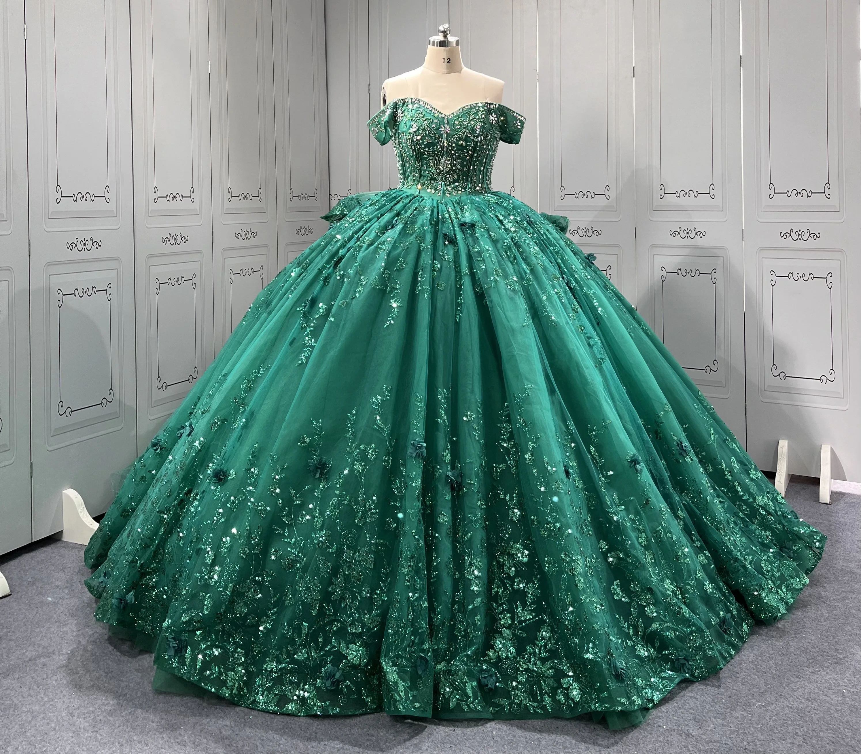 

Off The Shoulder Green Quinceanera Dresses Ball Gown Tulle Appliques Tiered Vestidos De XV Anos