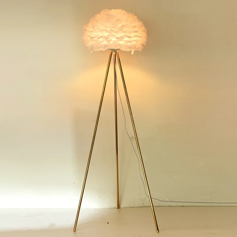 Nordic Creative Tripé Feather Floor Lamp, Lâmpada de cabeceira do quarto, Sala de estar Home Decor, Iluminação interior